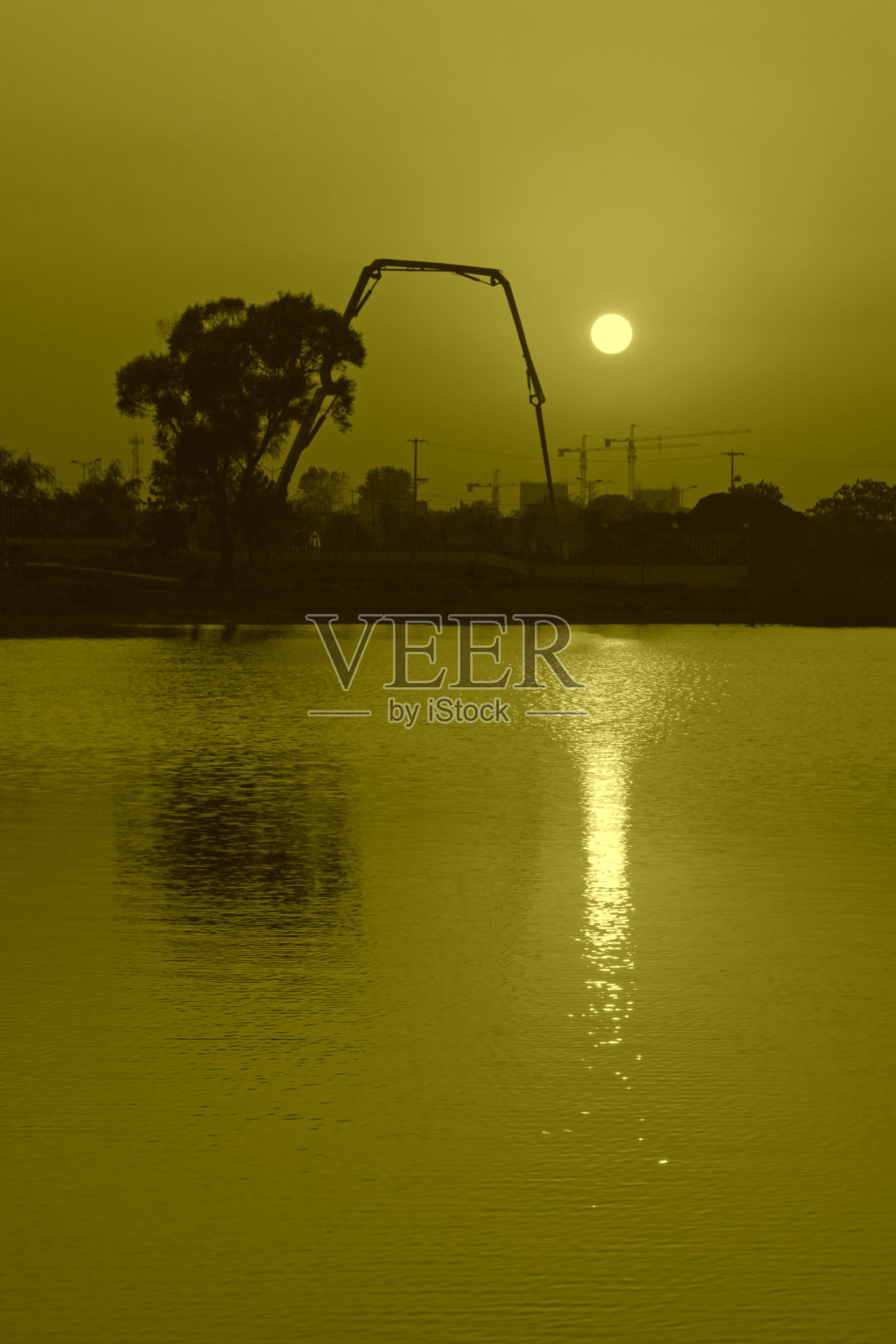 公园水面上的日落照片摄影图片