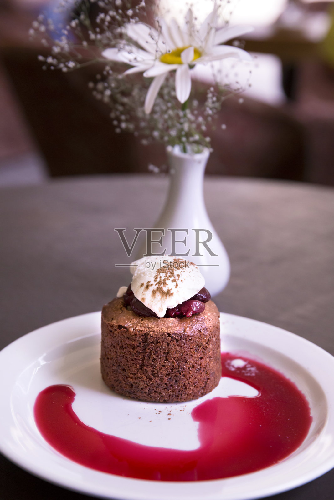 甜点有巧克力海绵蛋糕,樱桃和香草冰淇淋照片摄影图片
