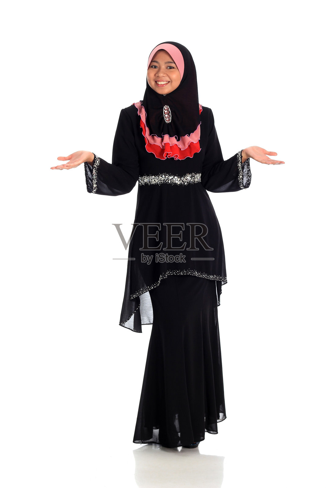 显示欢迎标志的穆斯林妇女概念照片摄影图片