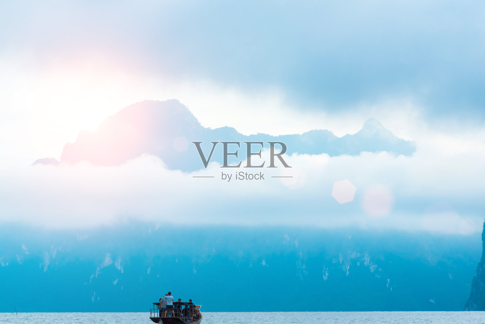 泰国苏拉他尼省Khao Sok国家公园的Ratchaprapha大坝。照片摄影图片