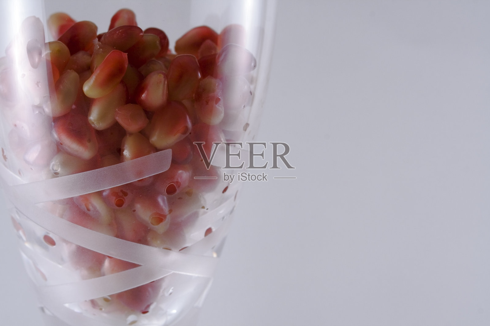 玻璃里的石榴籽照片摄影图片