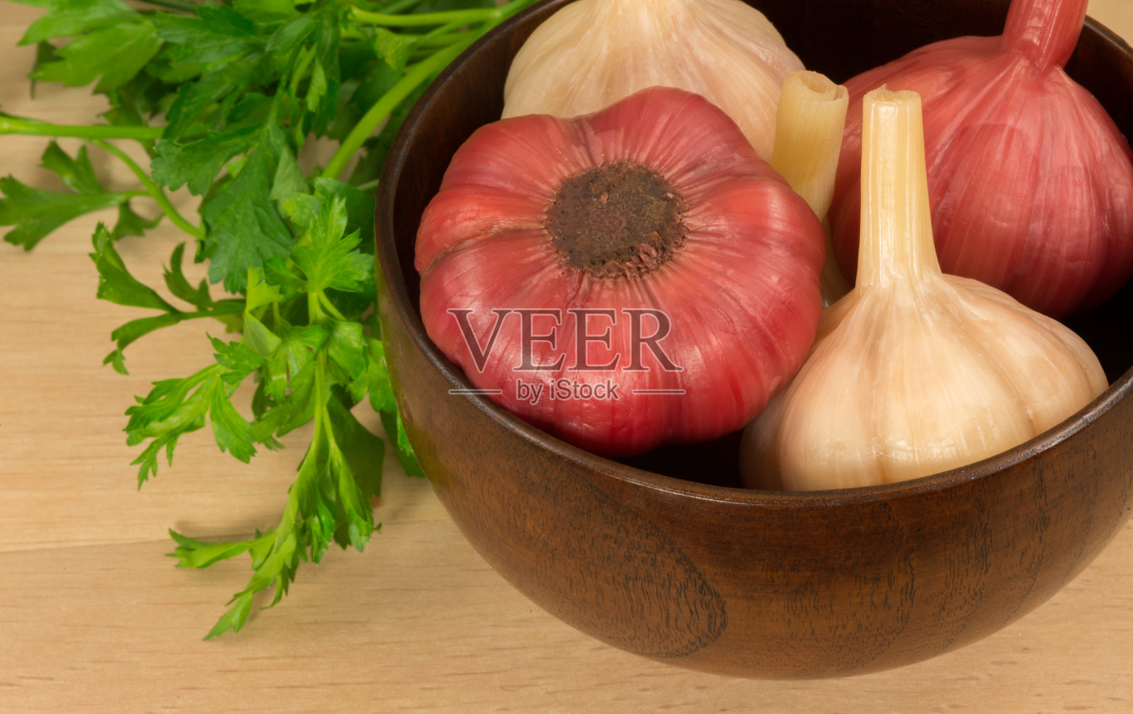 腌蒜放在木碗里照片摄影图片