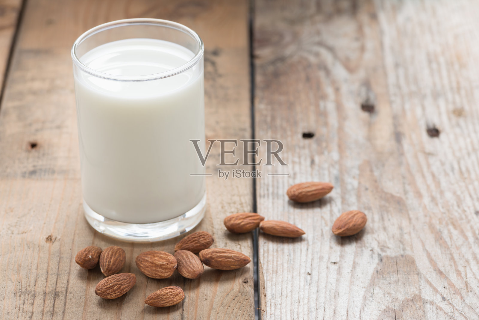 杏仁牛奶加杏仁。照片摄影图片