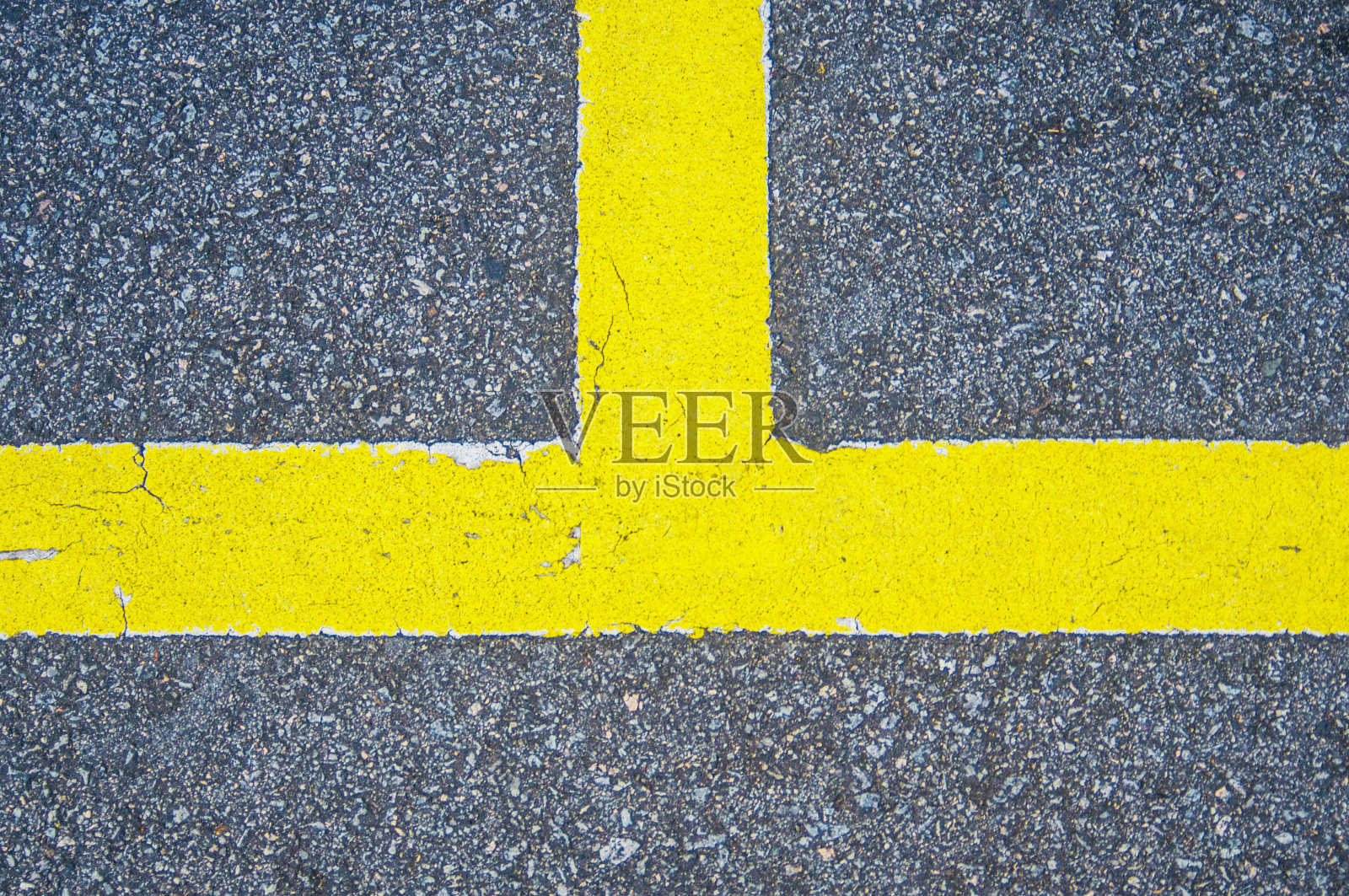 道路T标志分开的停车位- Copyspace为设计师照片摄影图片