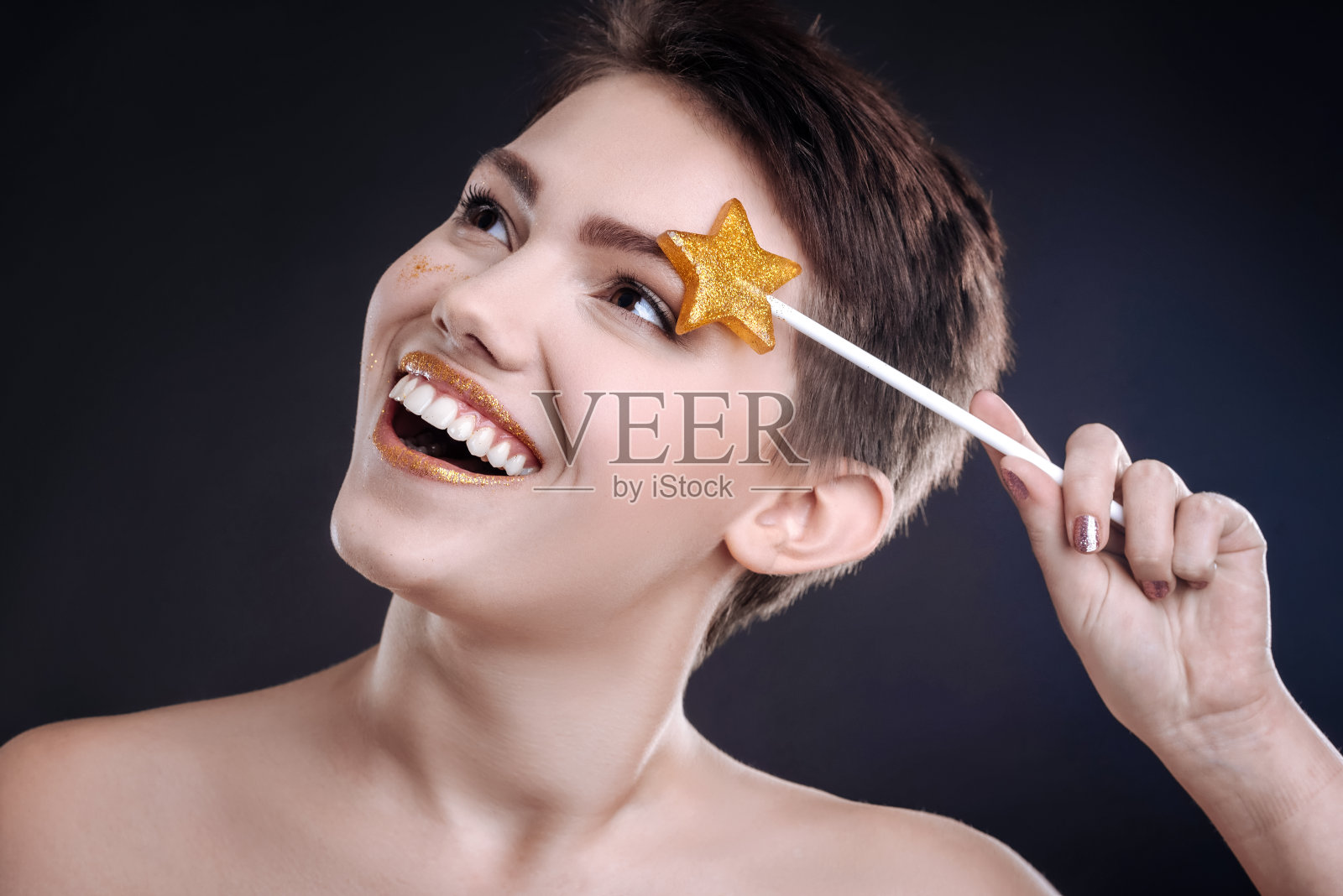 拿着棒棒糖摆姿势的快乐女人照片摄影图片