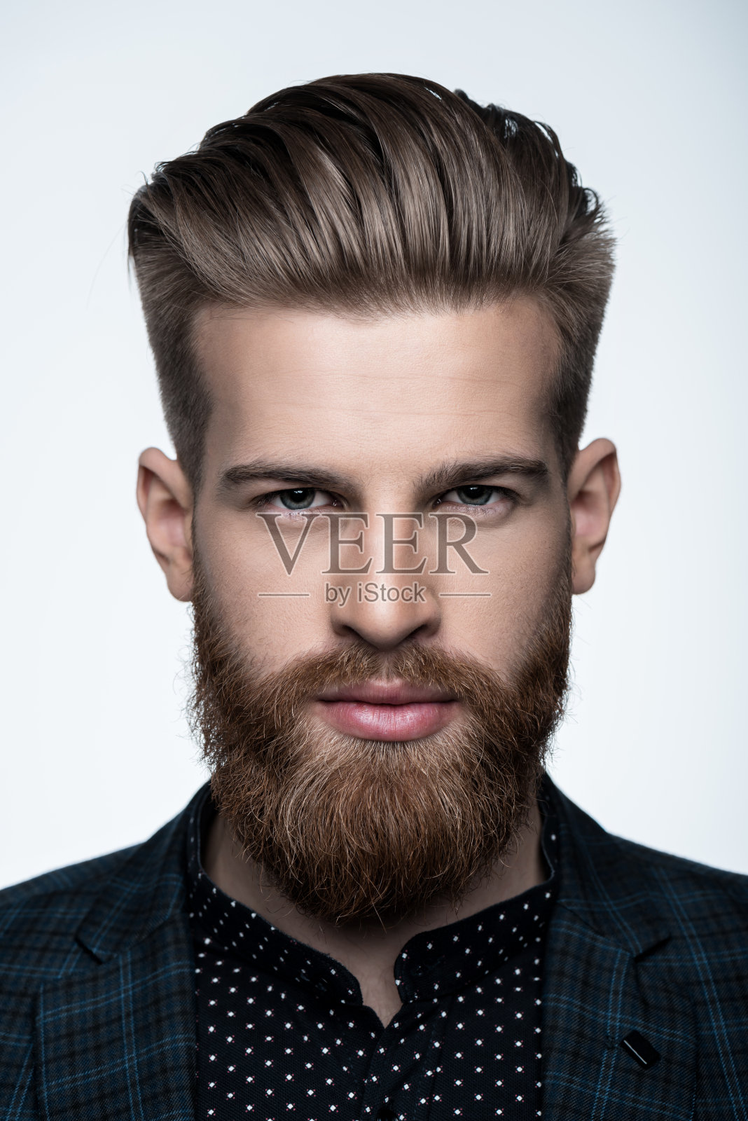 这是一幅穿着白色西装、蓄着胡须的自信男士的肖像照片摄影图片