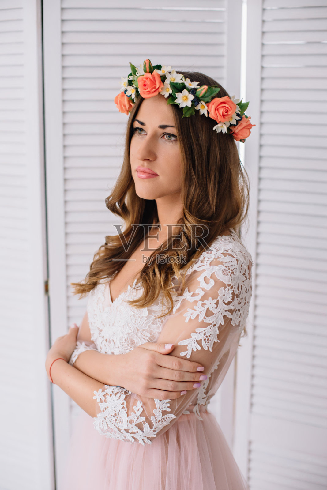 穿着粉红色睡衣的女人在白色的工作室摆姿势照片摄影图片