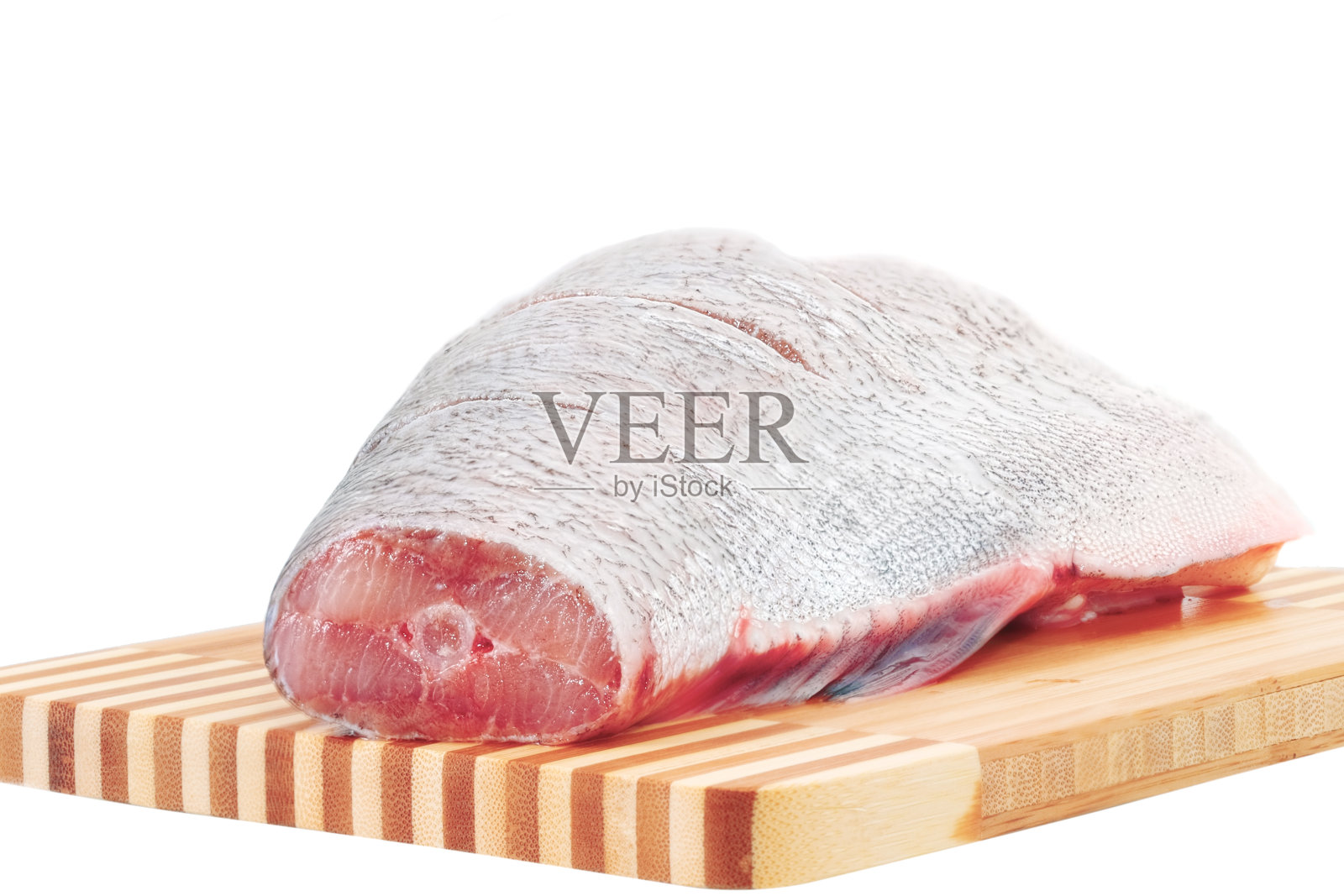 白色背景下的生鲤鱼片,孤立的。照片摄影图片