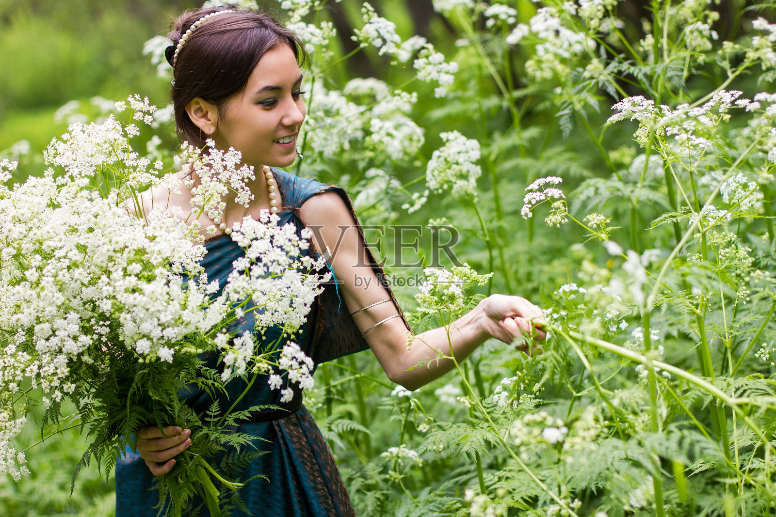 穿衣服的女孩收集鲜花照片摄影图片