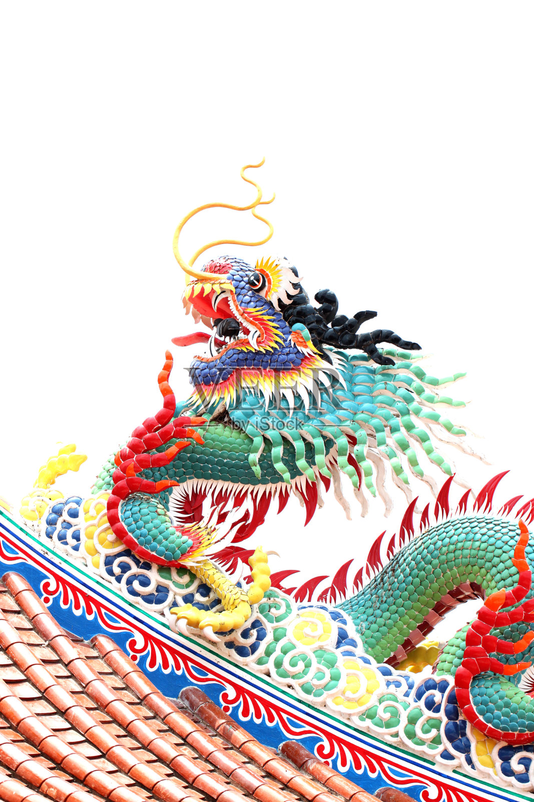 屋顶上有绿龙雕塑。照片摄影图片