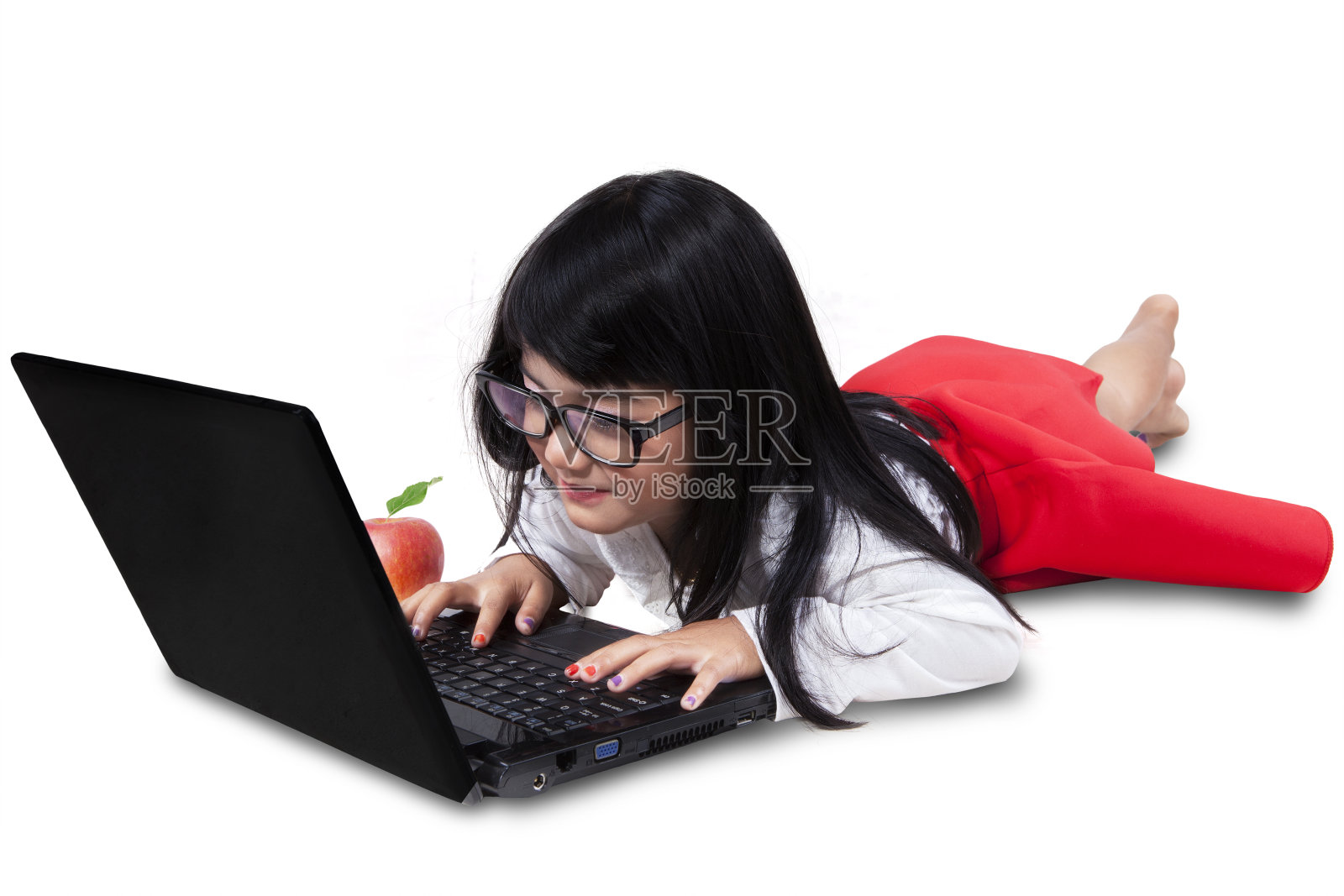 漂亮的小女孩带着笔记本在工作室照片摄影图片