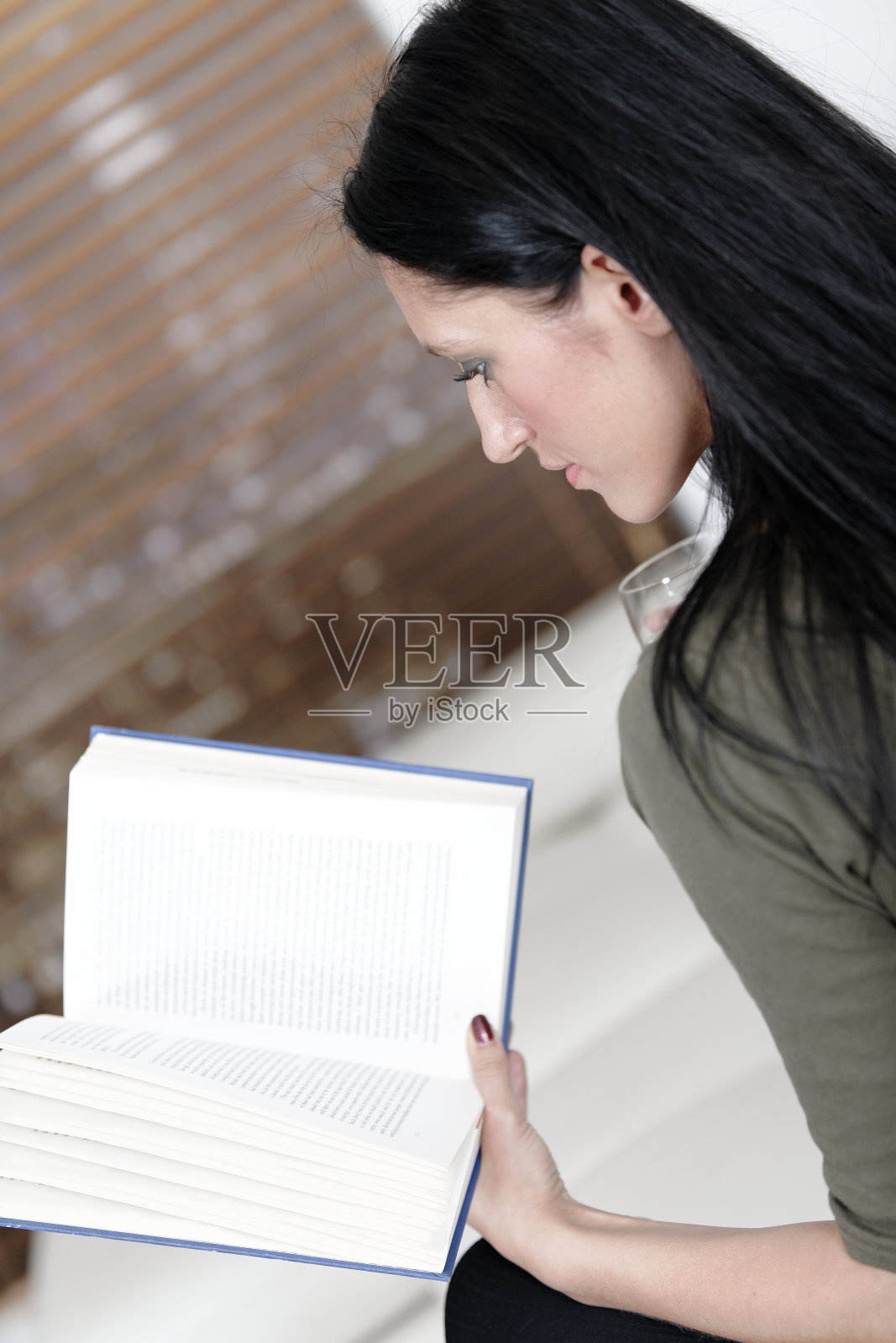 看书喝酒放松的女人照片摄影图片