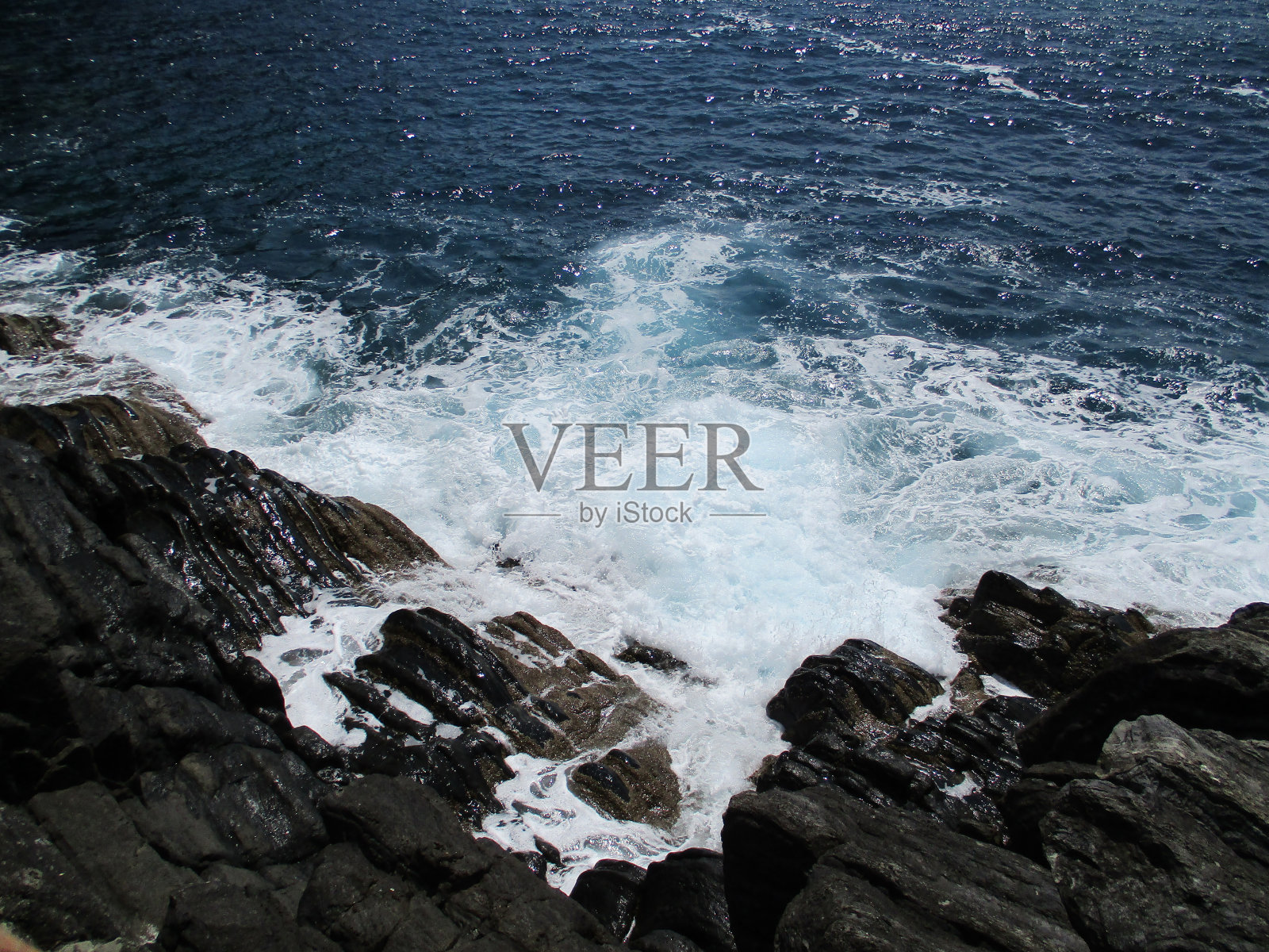 海浪拍打着岩石照片摄影图片