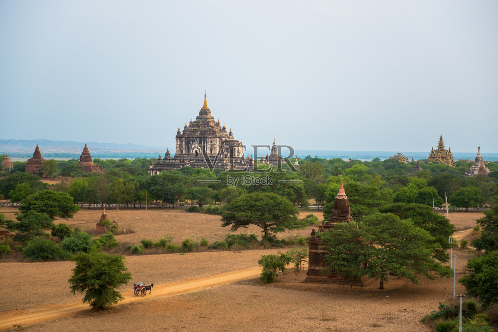 从敏瑛寺看到的thatbyinyu照片摄影图片