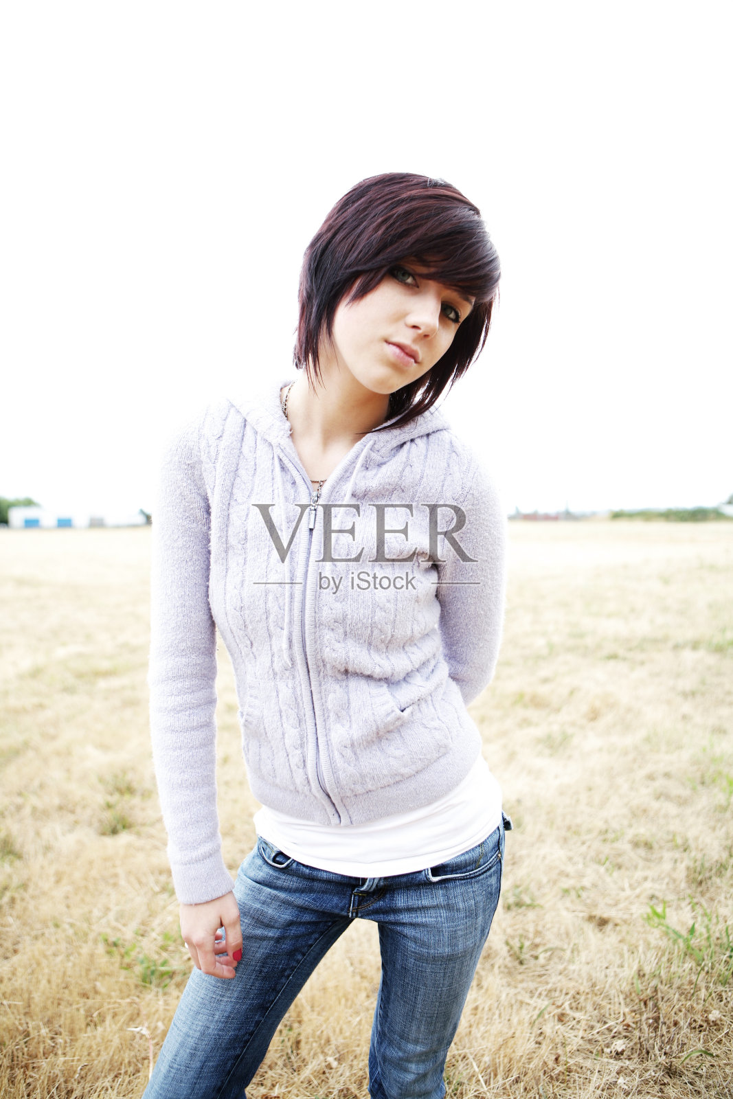 黑发姑娘站在干草上照片摄影图片