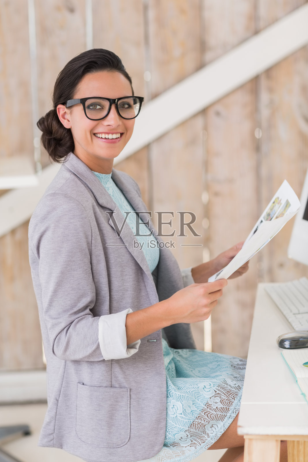 时尚的黑发女性在家工作照片摄影图片