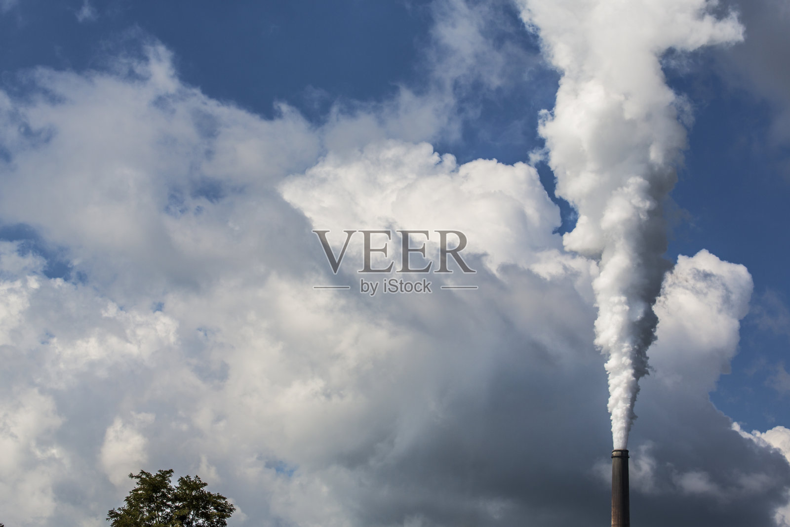 煤电厂烟囱冒出白烟照片摄影图片