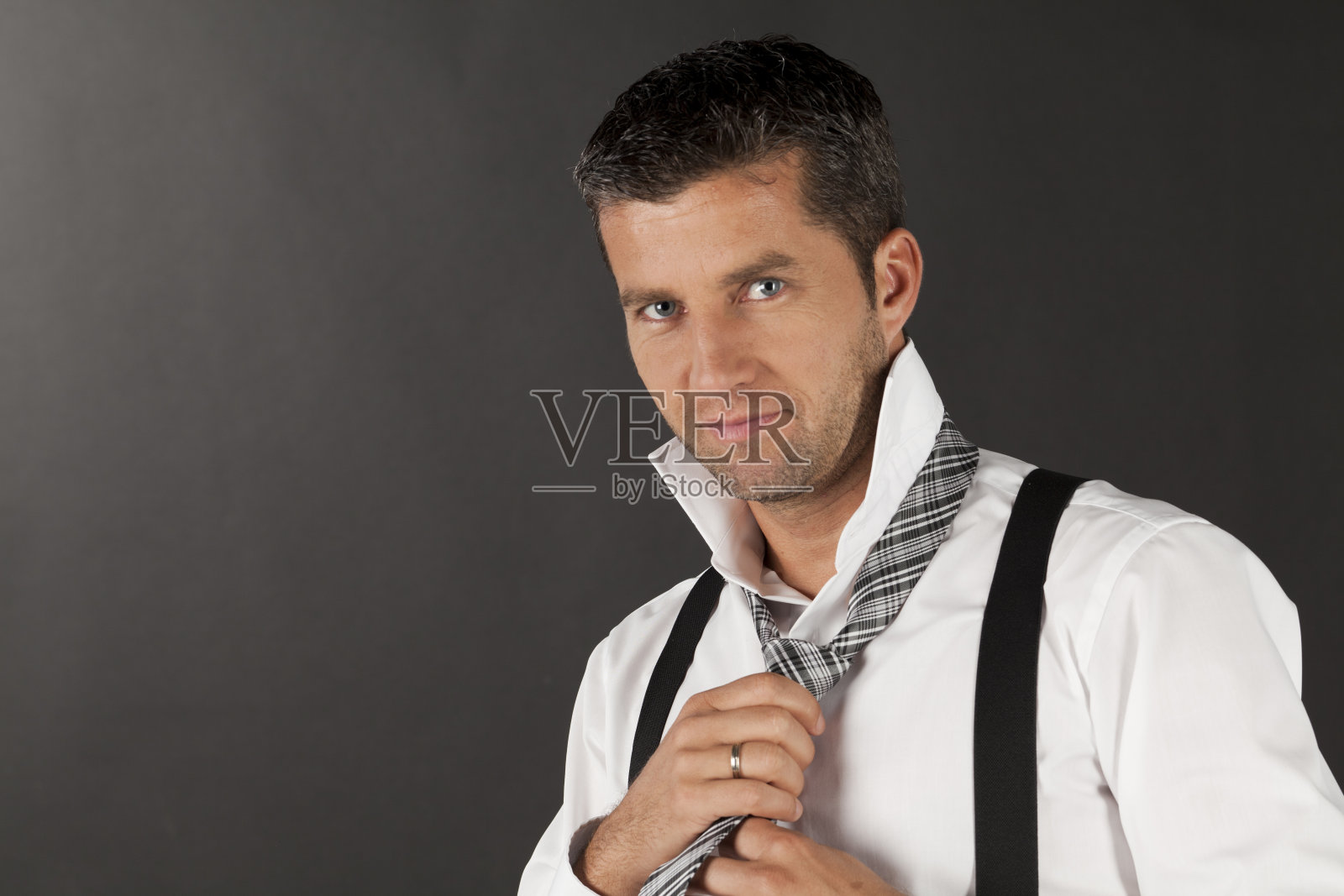 穿白衬衫的男人照片摄影图片