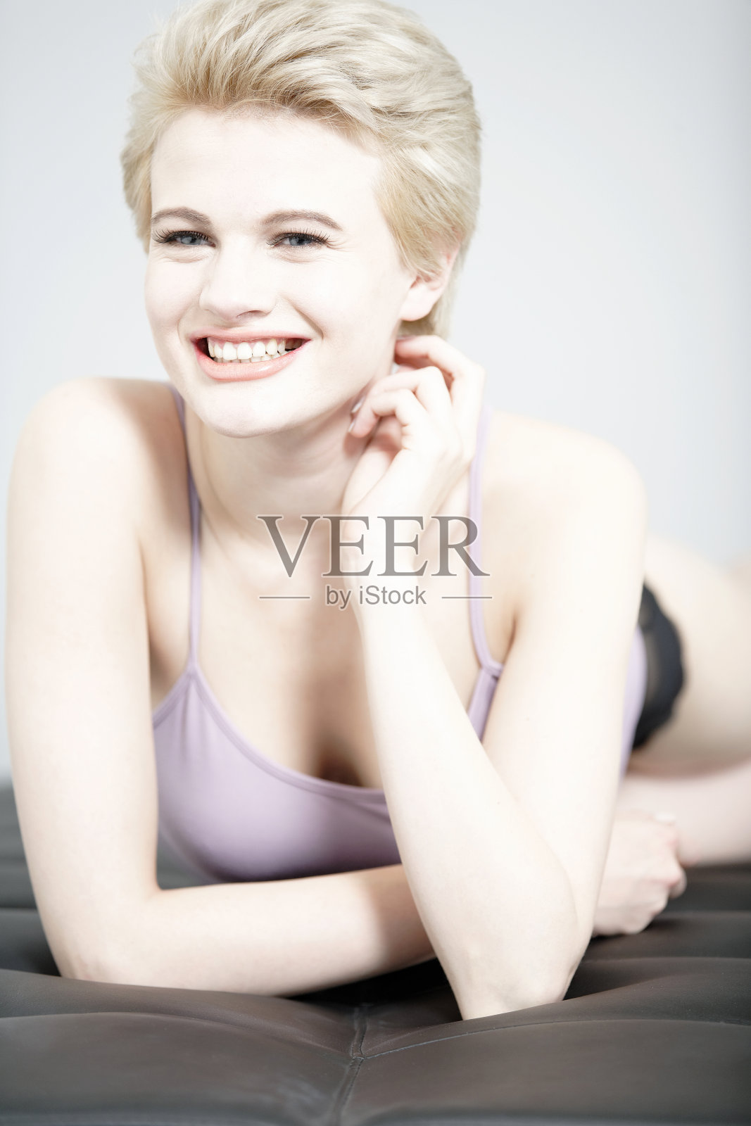 躺在沙发上的女人照片摄影图片