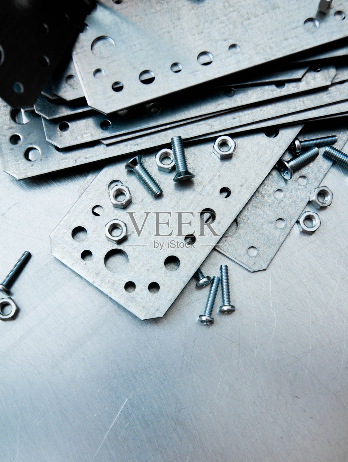 在划痕金属背景上的金属准备和固定元素照片摄影图片