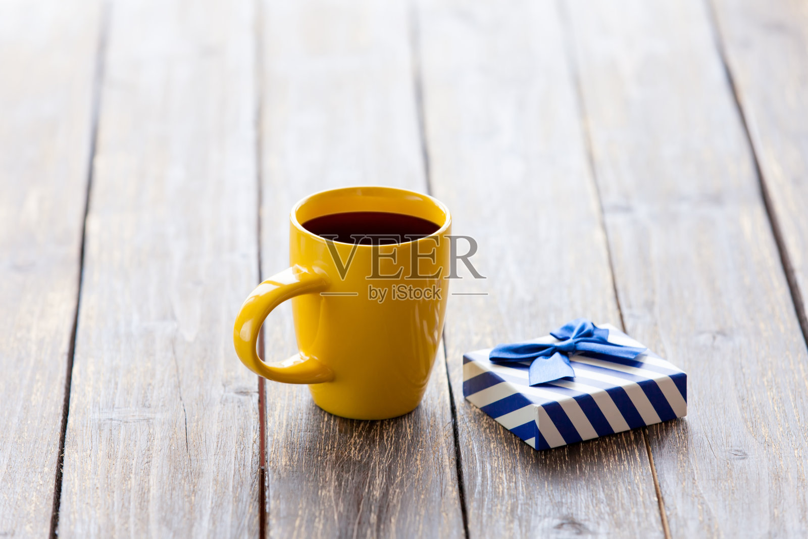 一杯咖啡和礼盒照片摄影图片