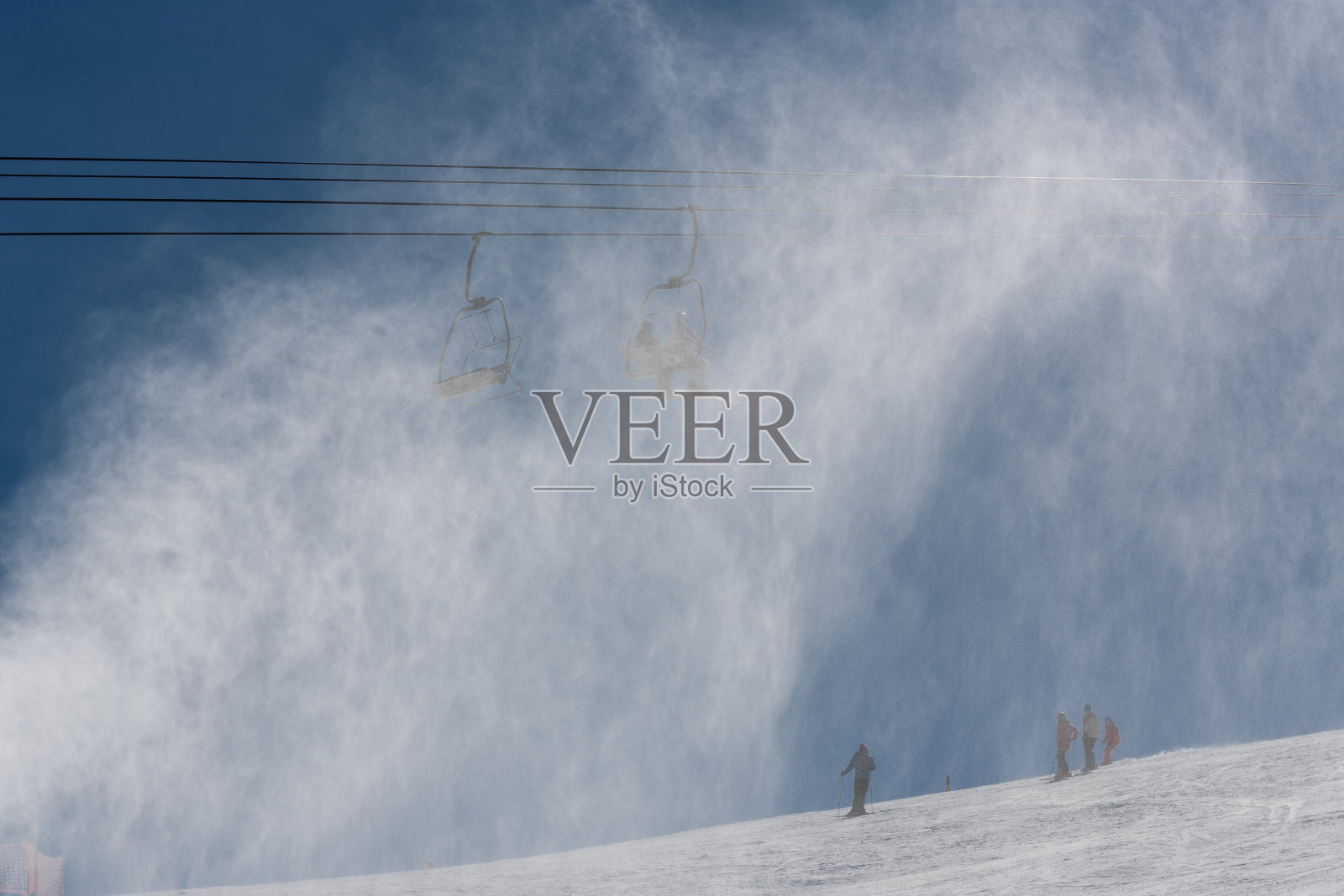 人工造雪喷雪照片摄影图片