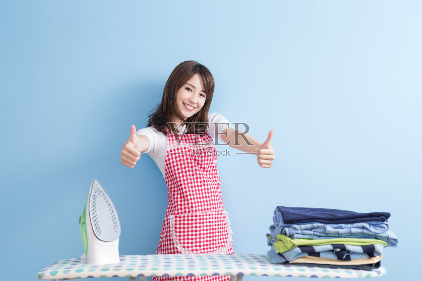 美容主妇竖起大拇指照片摄影图片