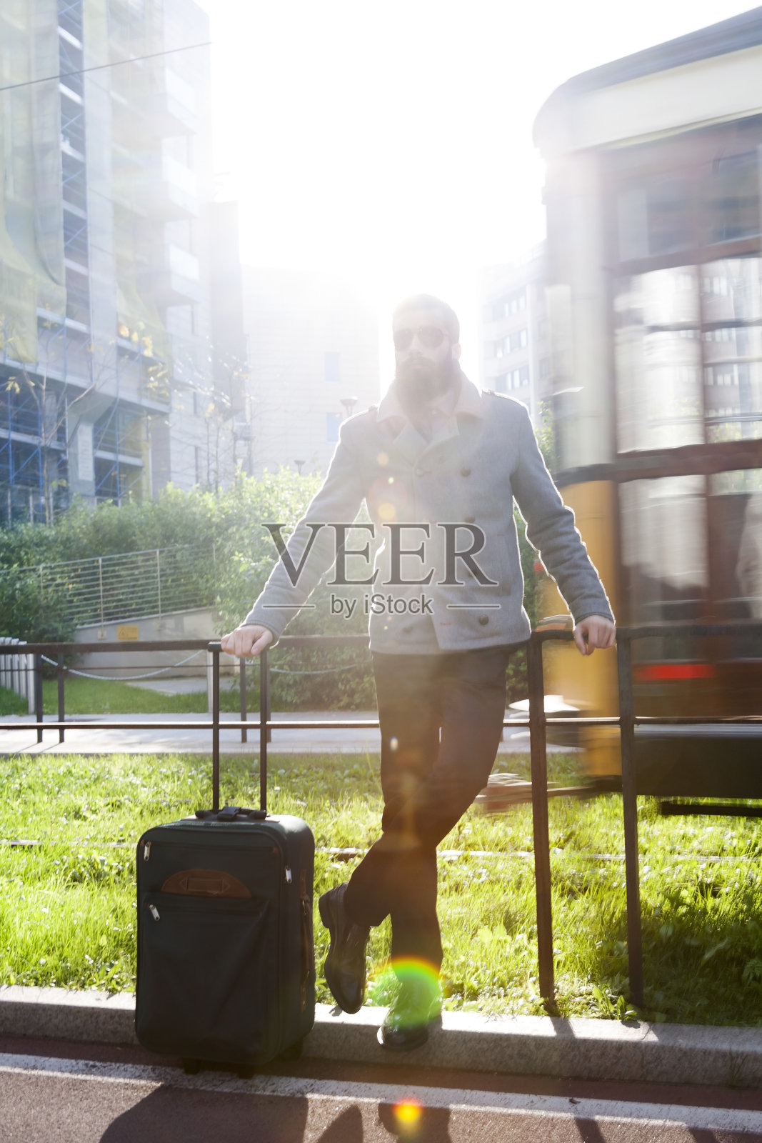 年轻的潮人商人在公交站的肖像照片摄影图片