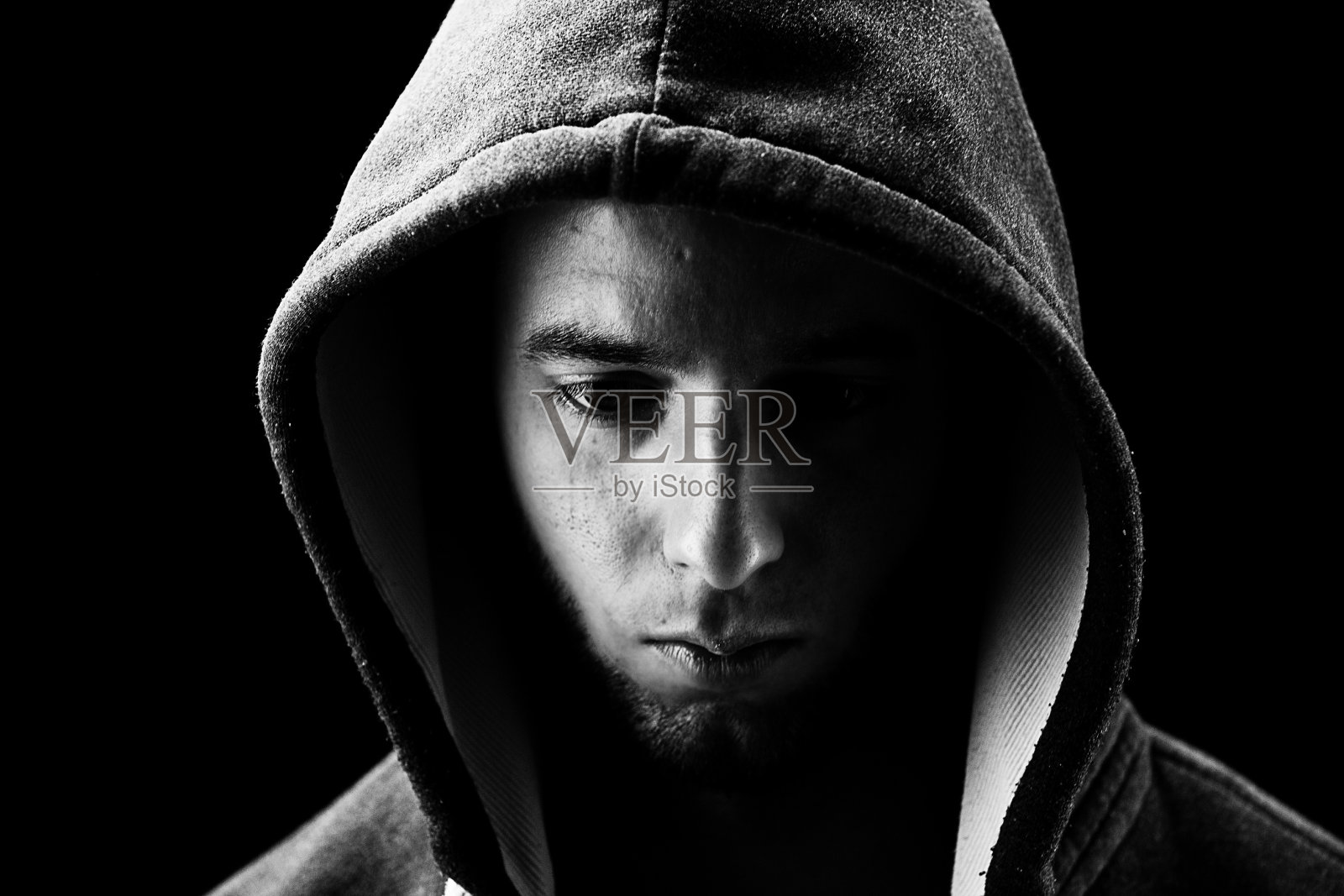 一个穿着连帽衫的年轻人的黑白肖像照片摄影图片