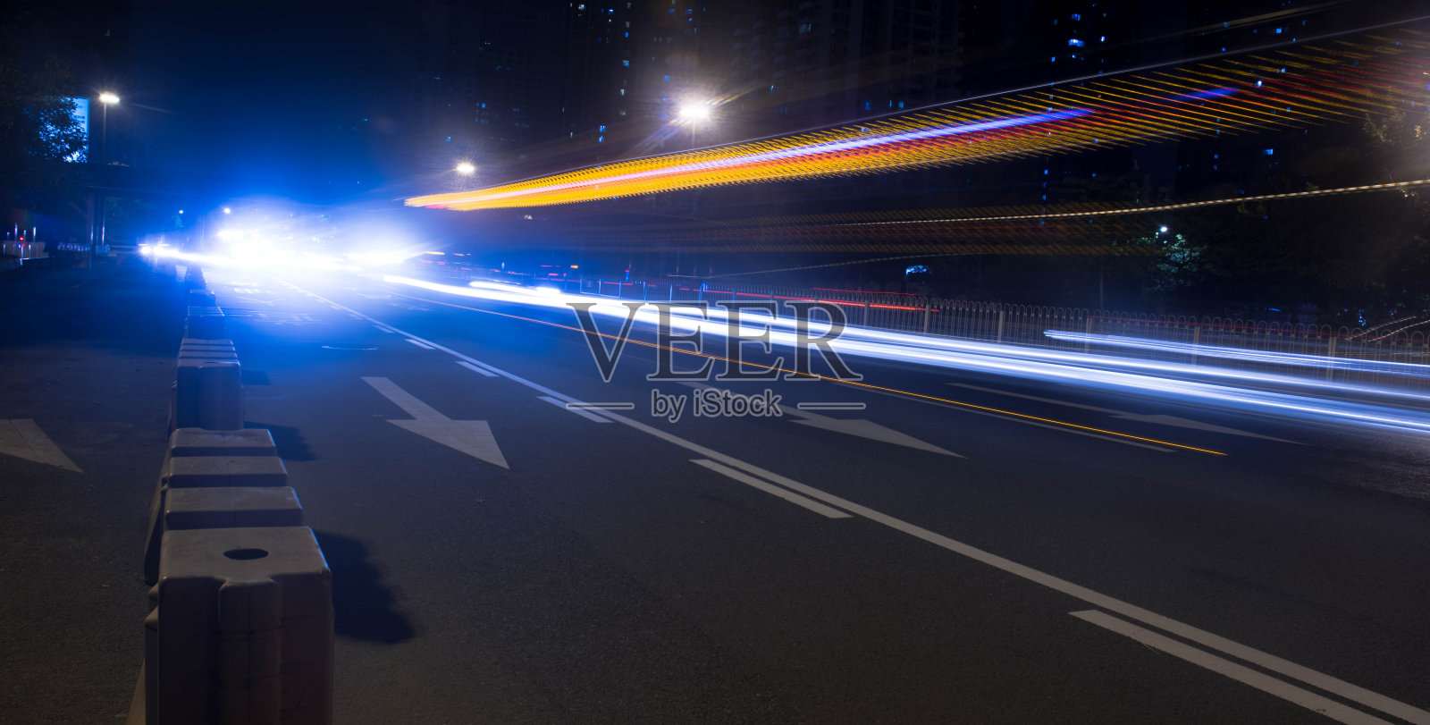 在夜间的道路上加速运动照片摄影图片