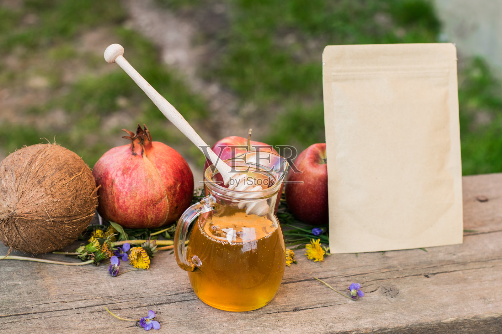 蜂蜜罐,水果和空白纸板照片摄影图片