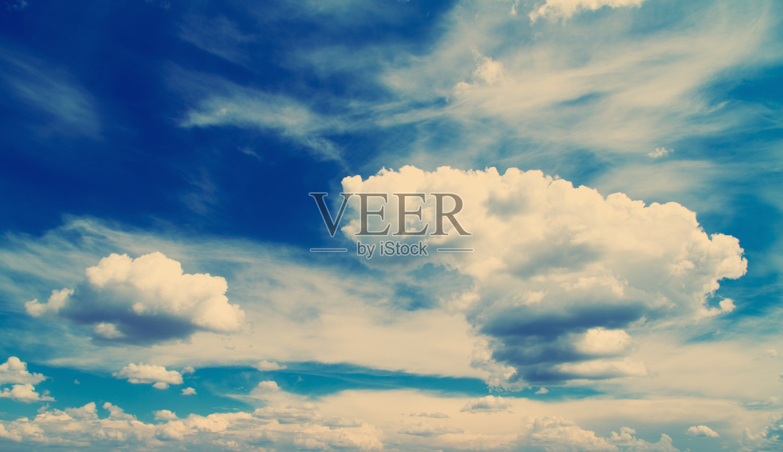 蓝色天空上的白云,滤镜图片。照片摄影图片