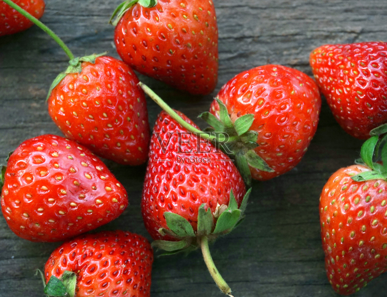 木桌上的小酒馆的特写照片摄影图片