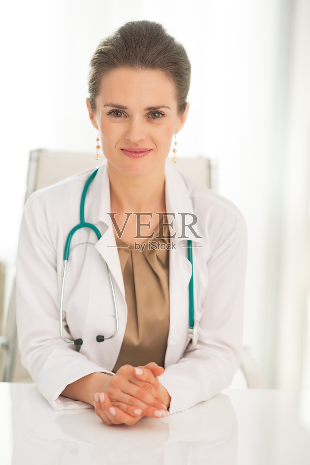 坐在办公室里的女医生的肖像照片摄影图片