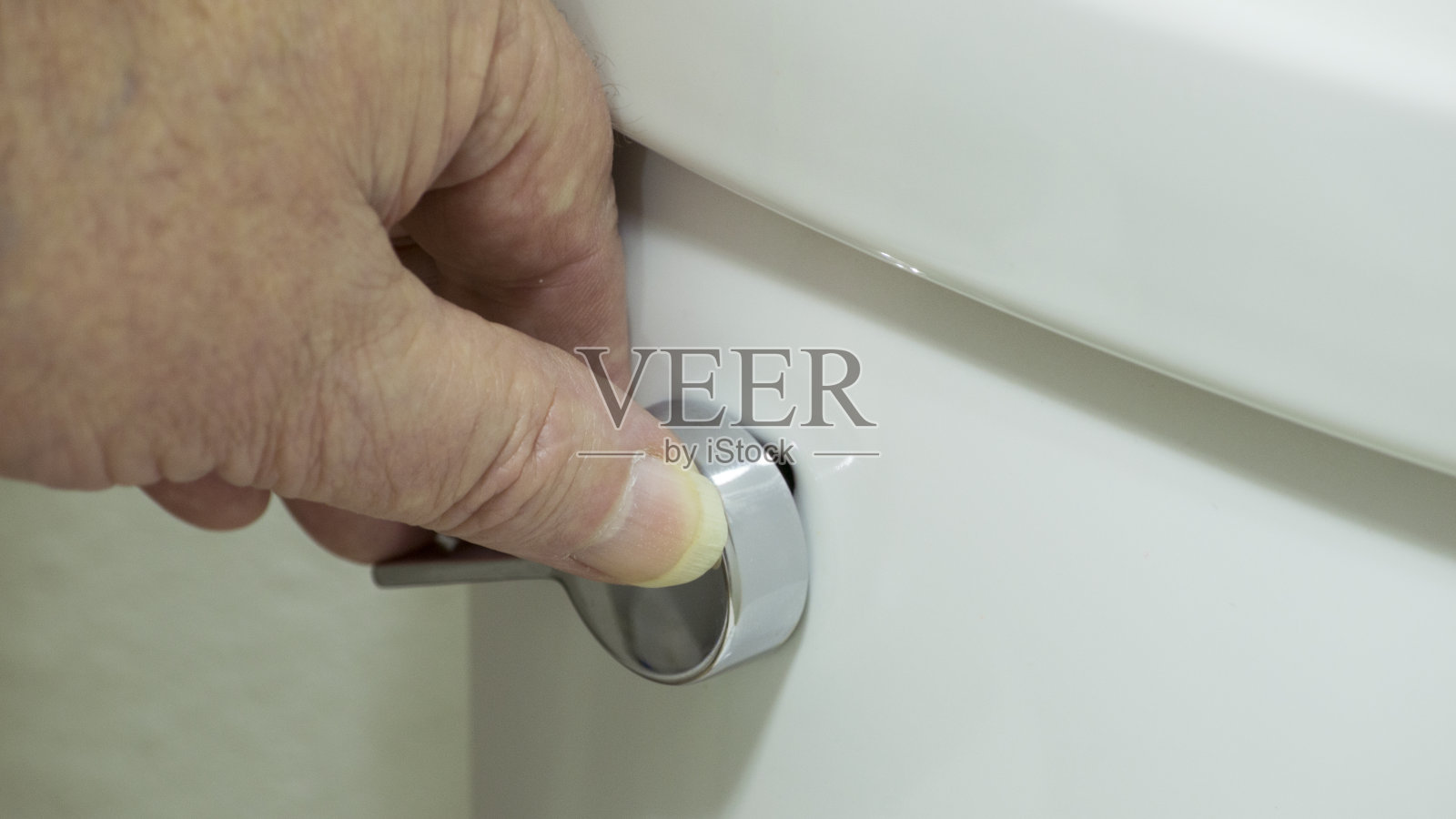 手冲洗厕所照片摄影图片