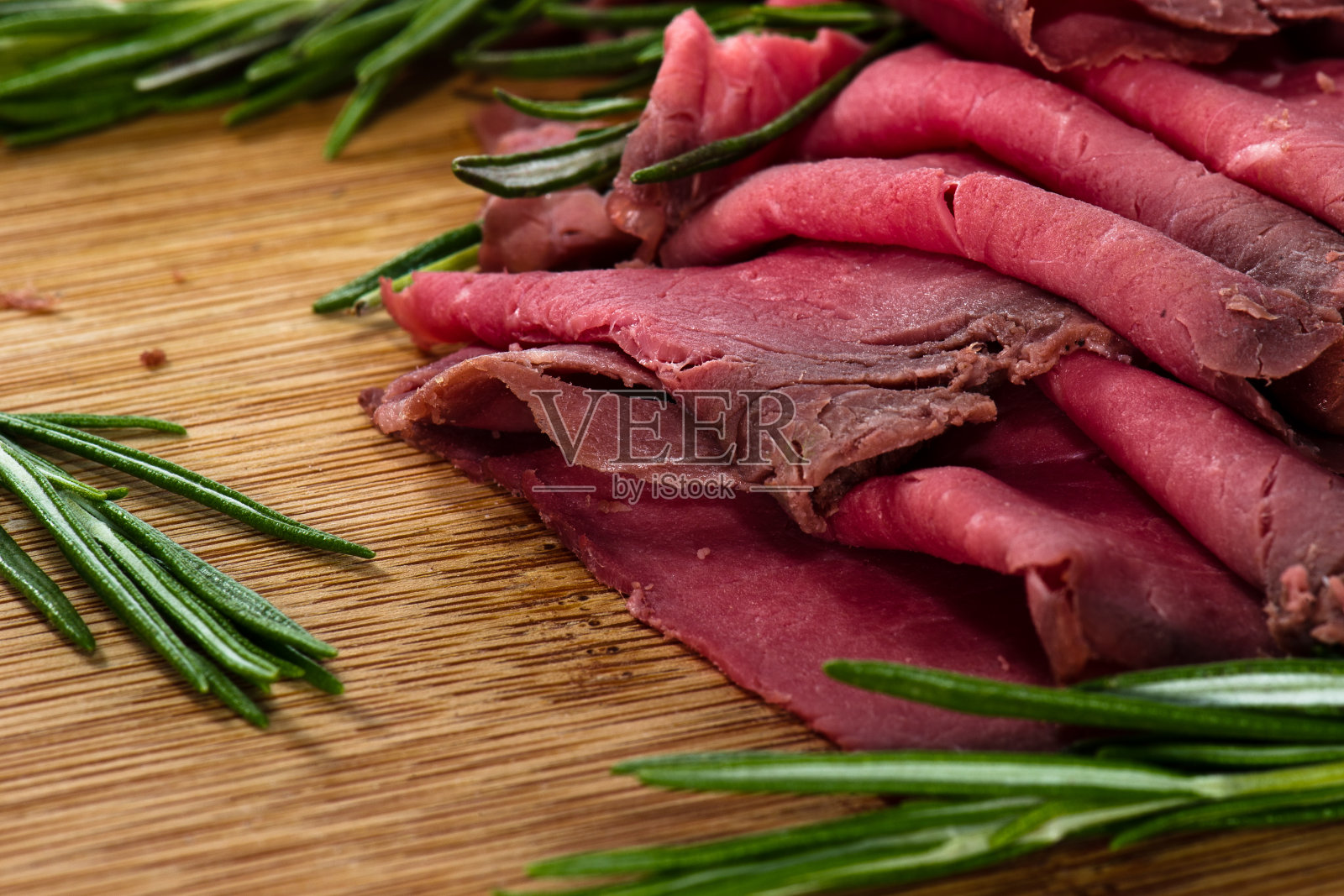 烤牛肉片和奶酪放在木板上照片摄影图片