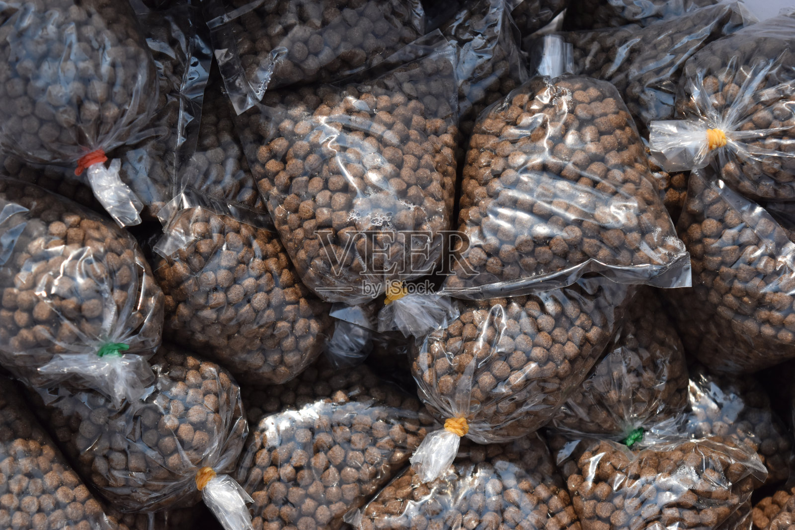 用塑料袋装颗粒食品。照片摄影图片