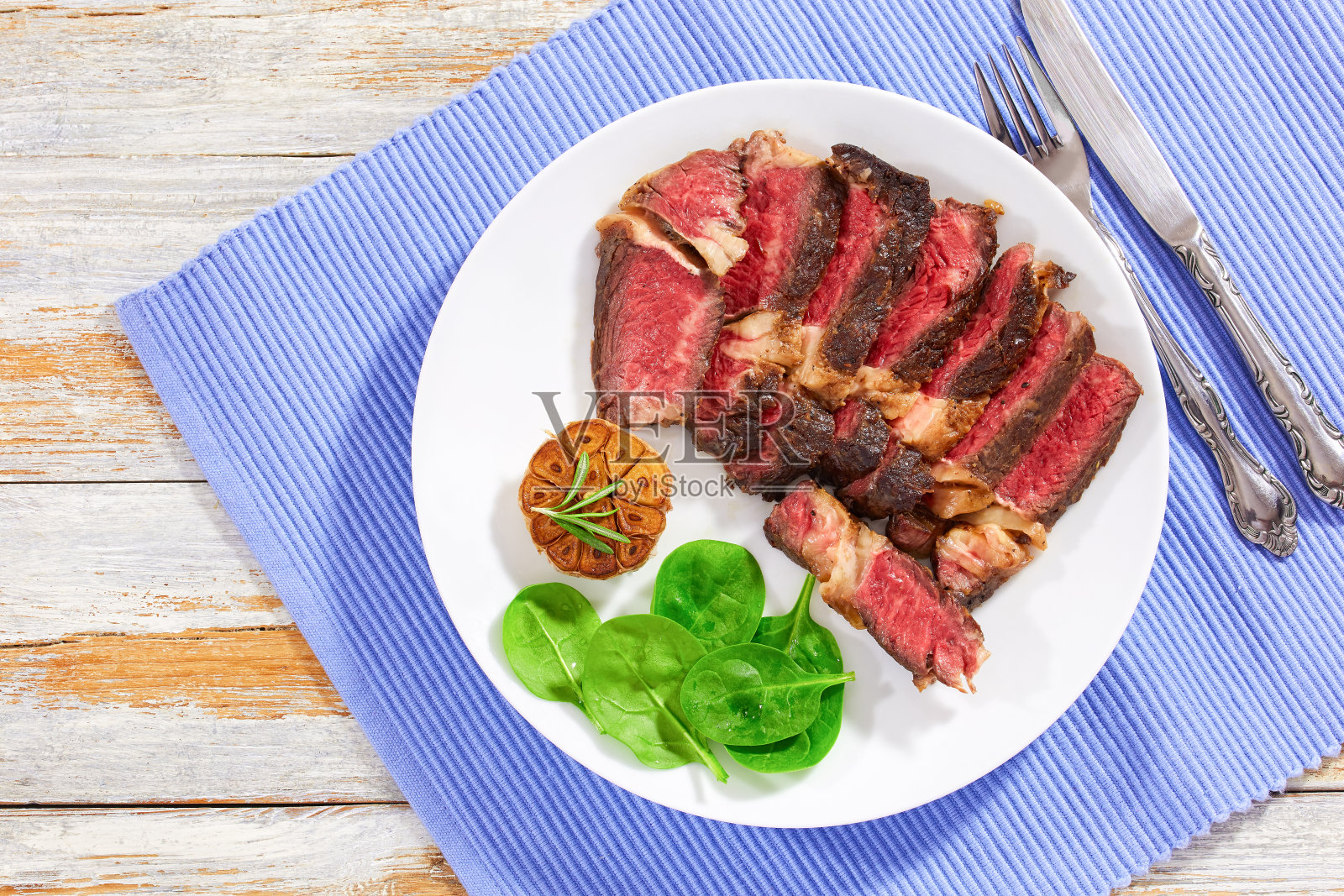 多汁的牛排,五分熟,加香料照片摄影图片