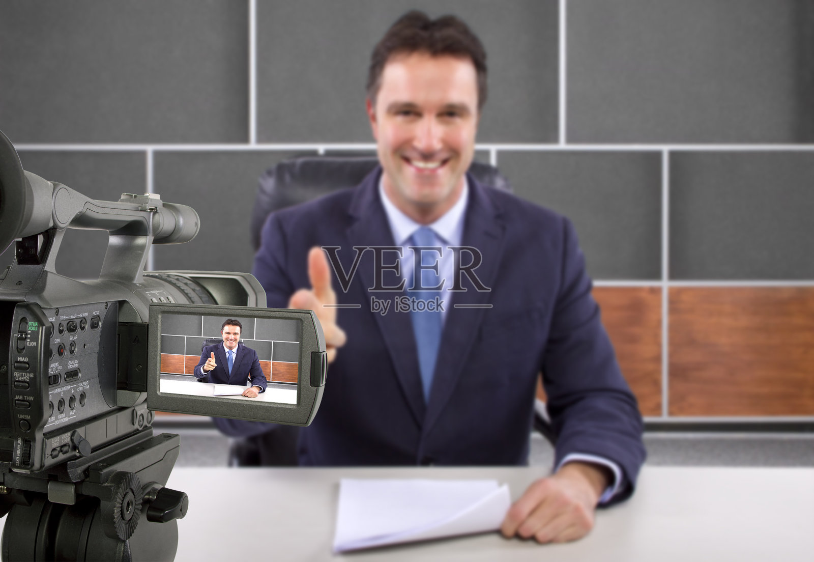 在演播室里拍摄记者或主持人照片摄影图片