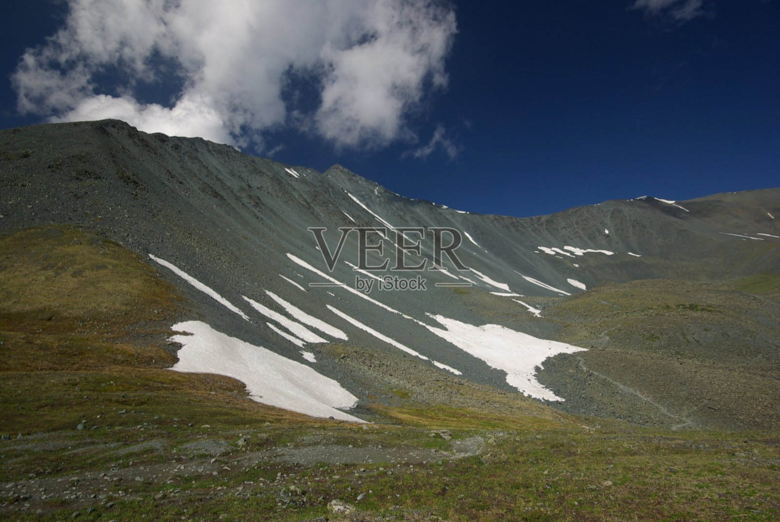 山的风景。高地、山峰、峡谷和山谷。斜坡上的石头照片摄影图片