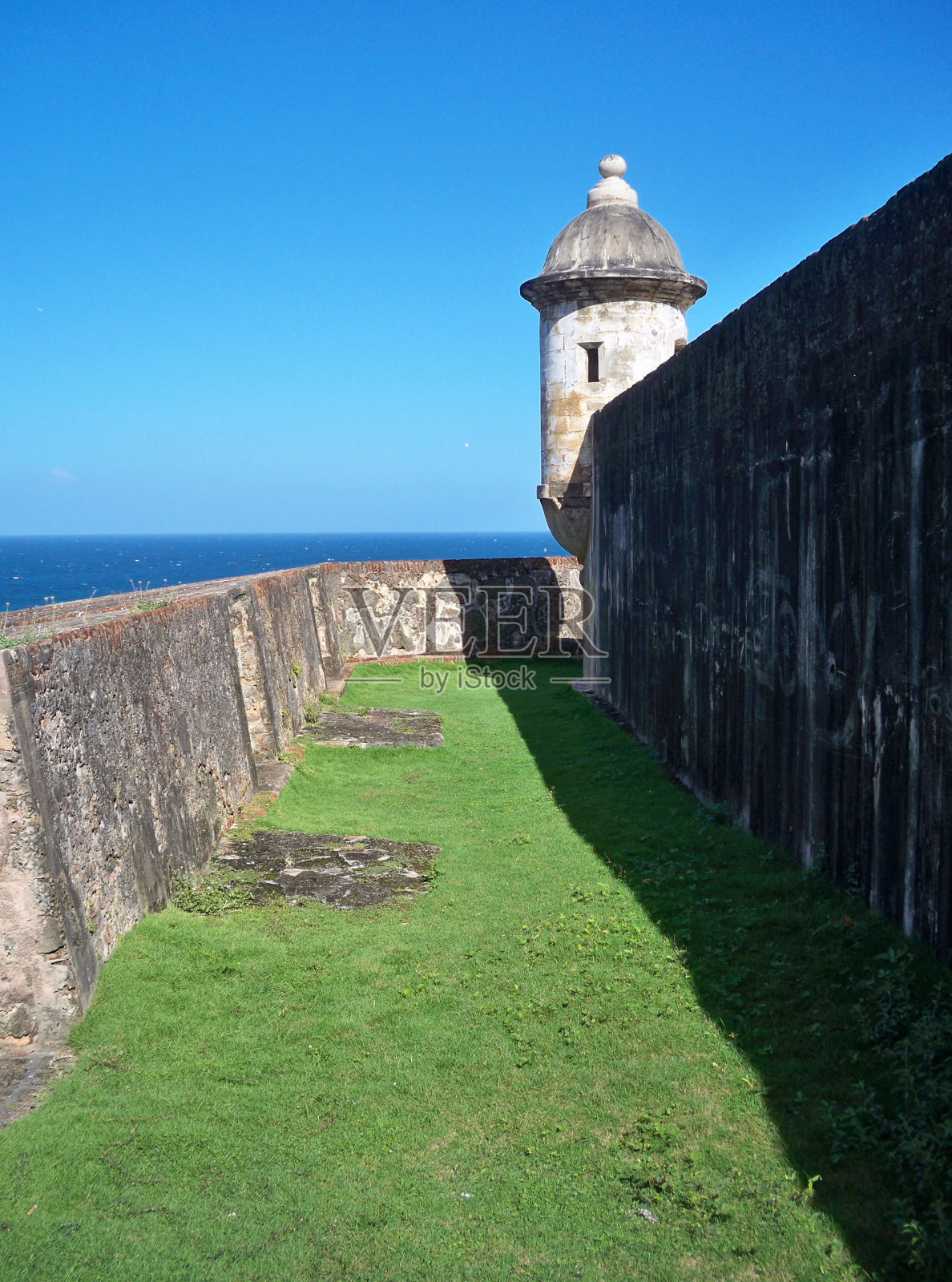 在圣克里斯托巴尔城堡的外墙之间照片摄影图片