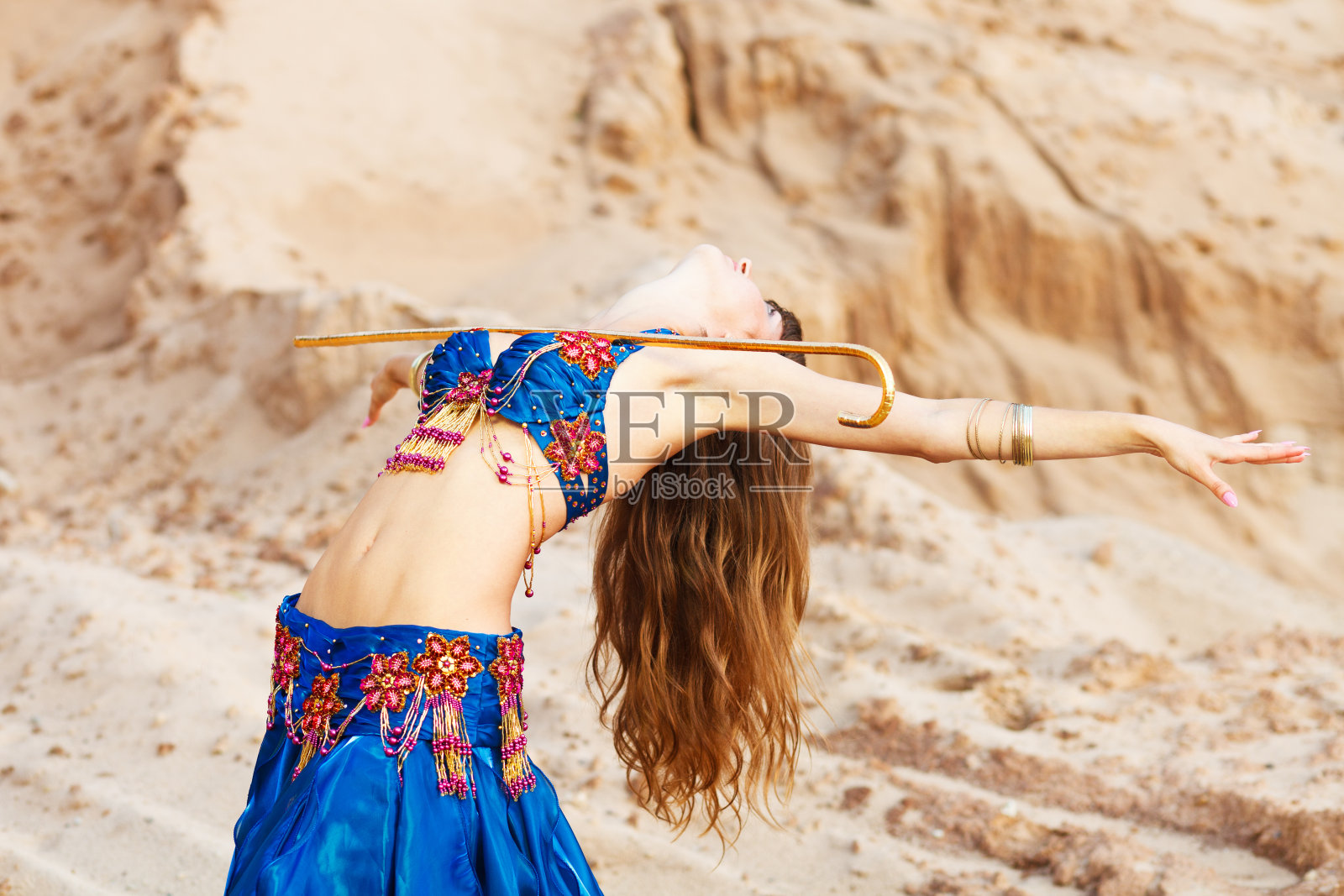 穿着蓝色内衣的东方肚皮舞者。照片摄影图片