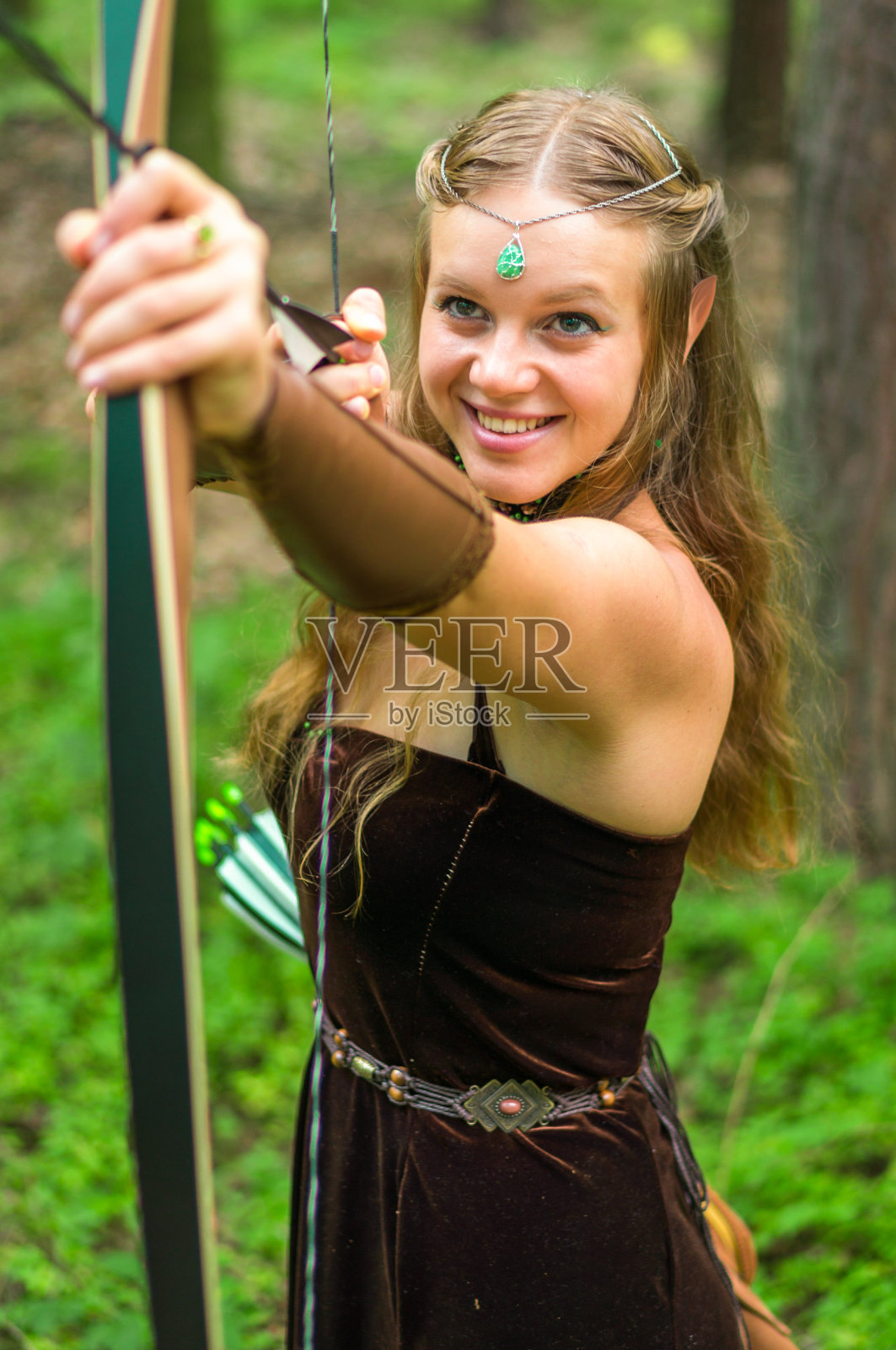 年轻的精灵小姐拿着长长的弓照片摄影图片