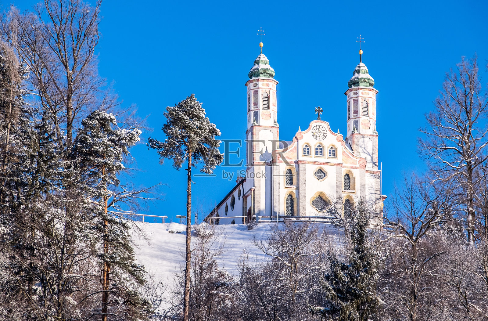 蓝天下教堂的俯视图照片摄影图片