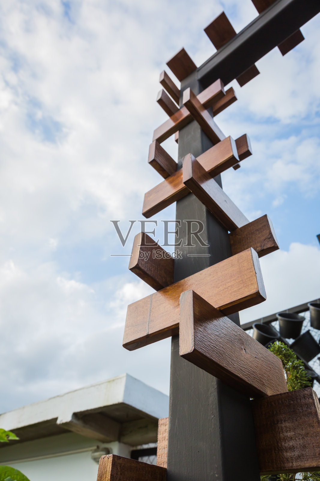 木杆上的多个木制标志照片摄影图片