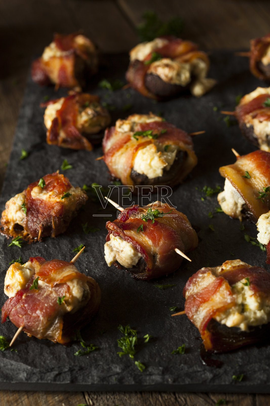 自制熏肉包蘑菇照片摄影图片