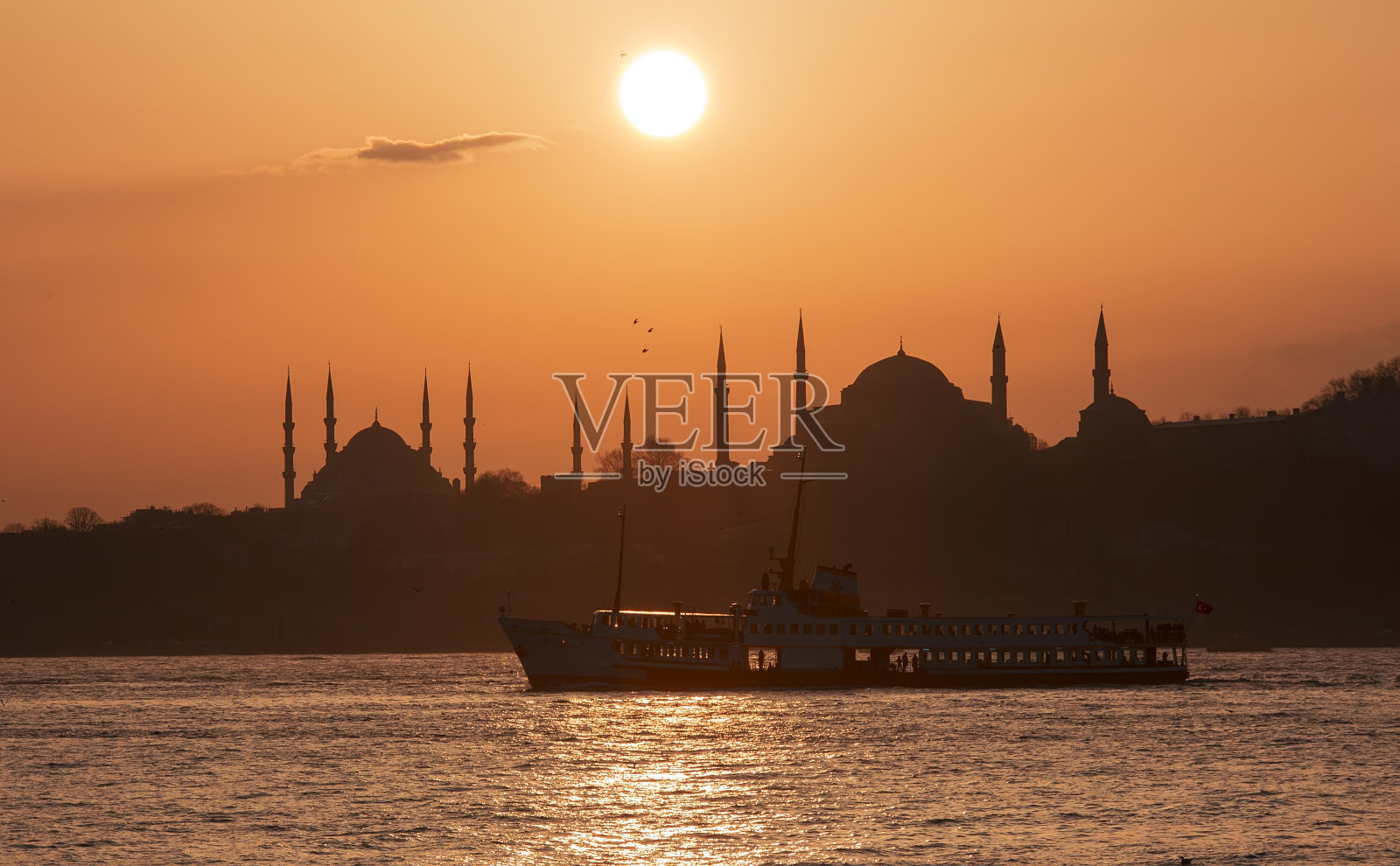 日落时的蓝色清真寺和圣索菲亚大教堂照片摄影图片