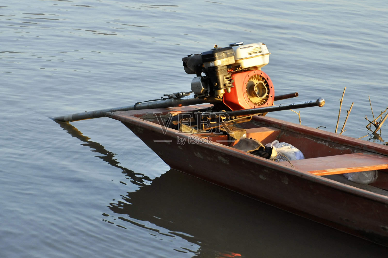 户外船机钢河照片摄影图片