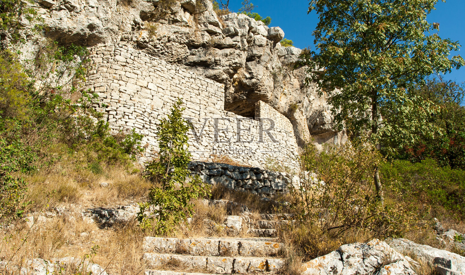山坡上的小塔照片摄影图片