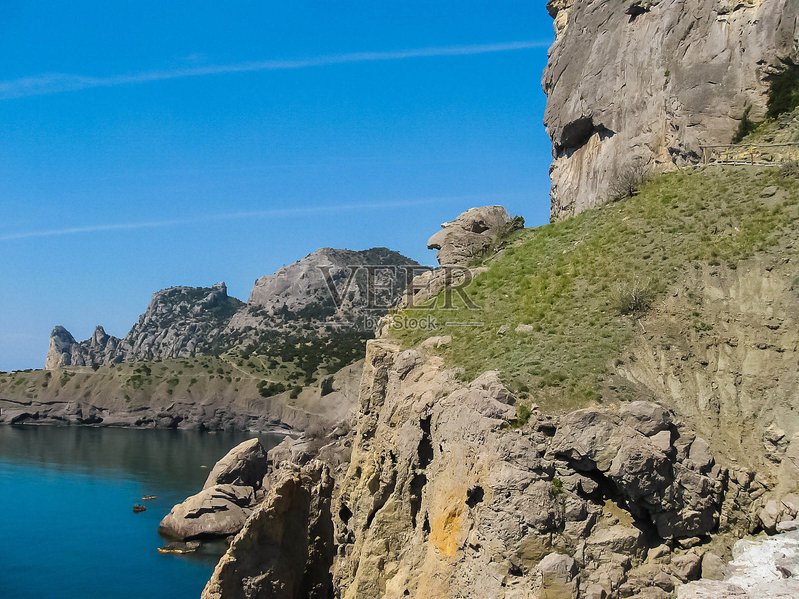 克里米亚山和海在阳光明媚的夏日。照片摄影图片